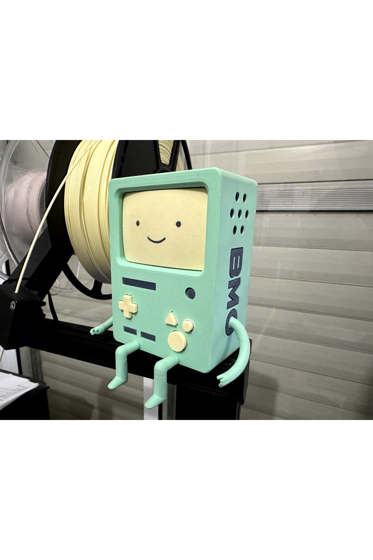 XVZ8567TSRXQ-BMO Oturan Mutlu Figür