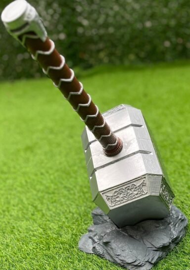 13029307-THOR'UN ÇEKİCİ MJORNIR STANDI İLE BİRLİKTE ( OYUNCAK DEĞİLDİR. )