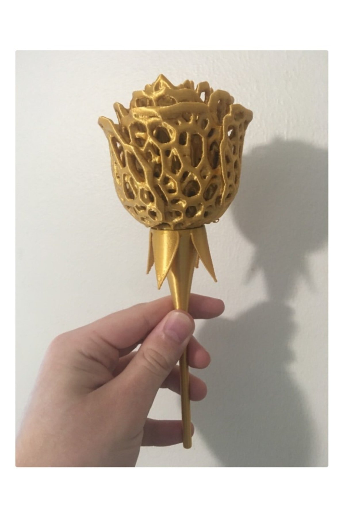 TRNSYCSH2225-Voronoi Gold Yapay Vazo Gülü